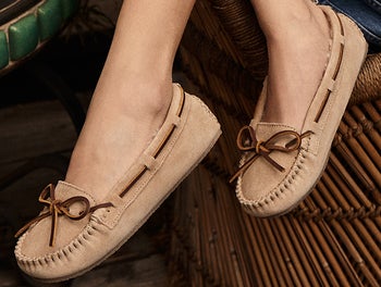 model wearing the moccasins in cinnamon beige color