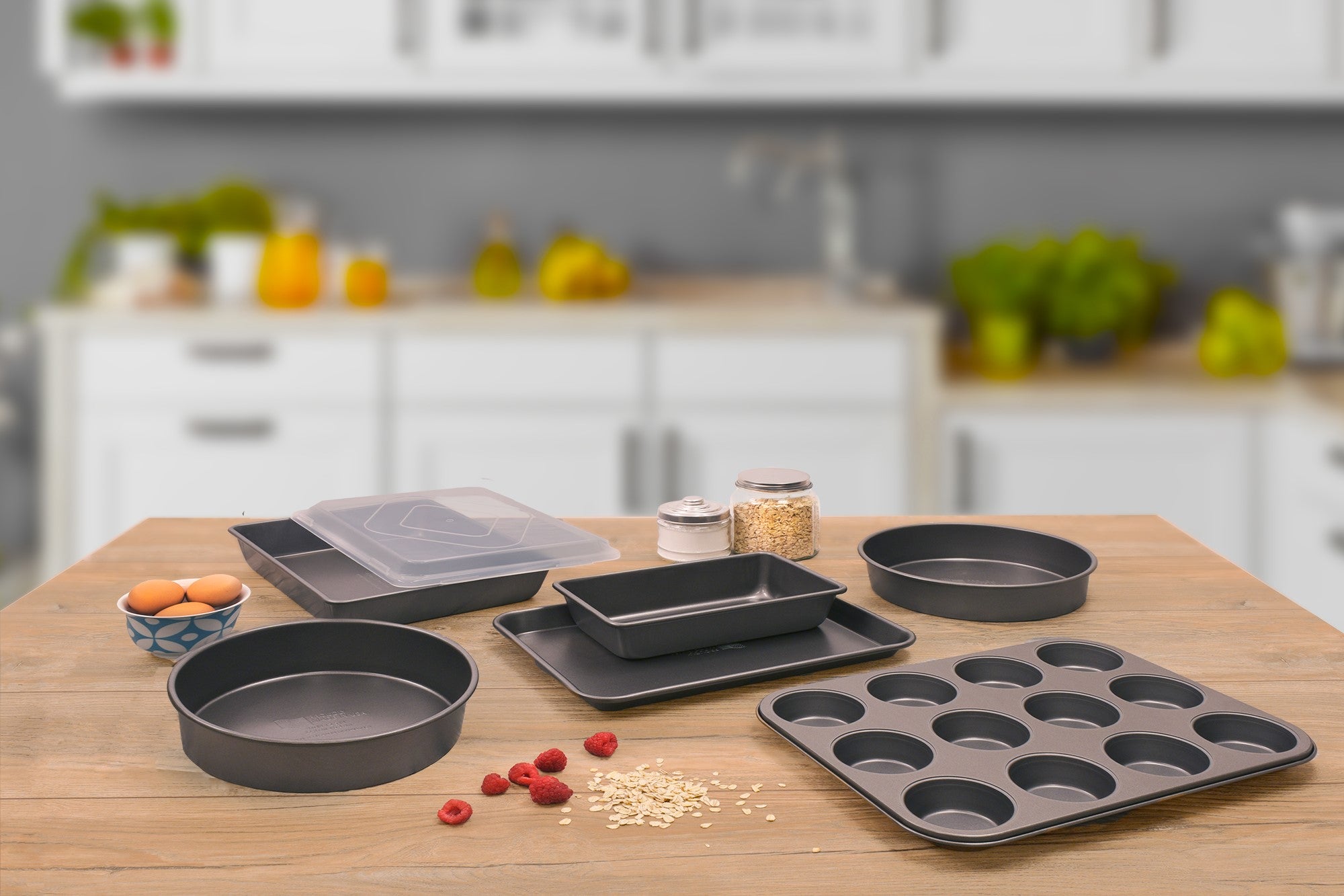 Cupcake/muffin tins, round pans for cakes, pans with lids