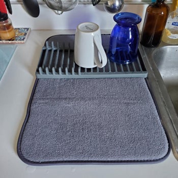 reviewer image of mugs drying on rack / drying mat