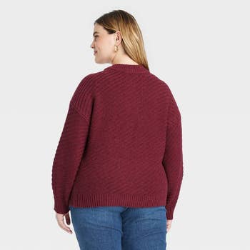 back view of same model wearing the crewneck pullover in burgundy 