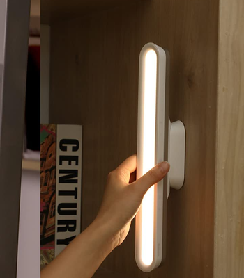 Model placing the rectangular light on a wall surface 