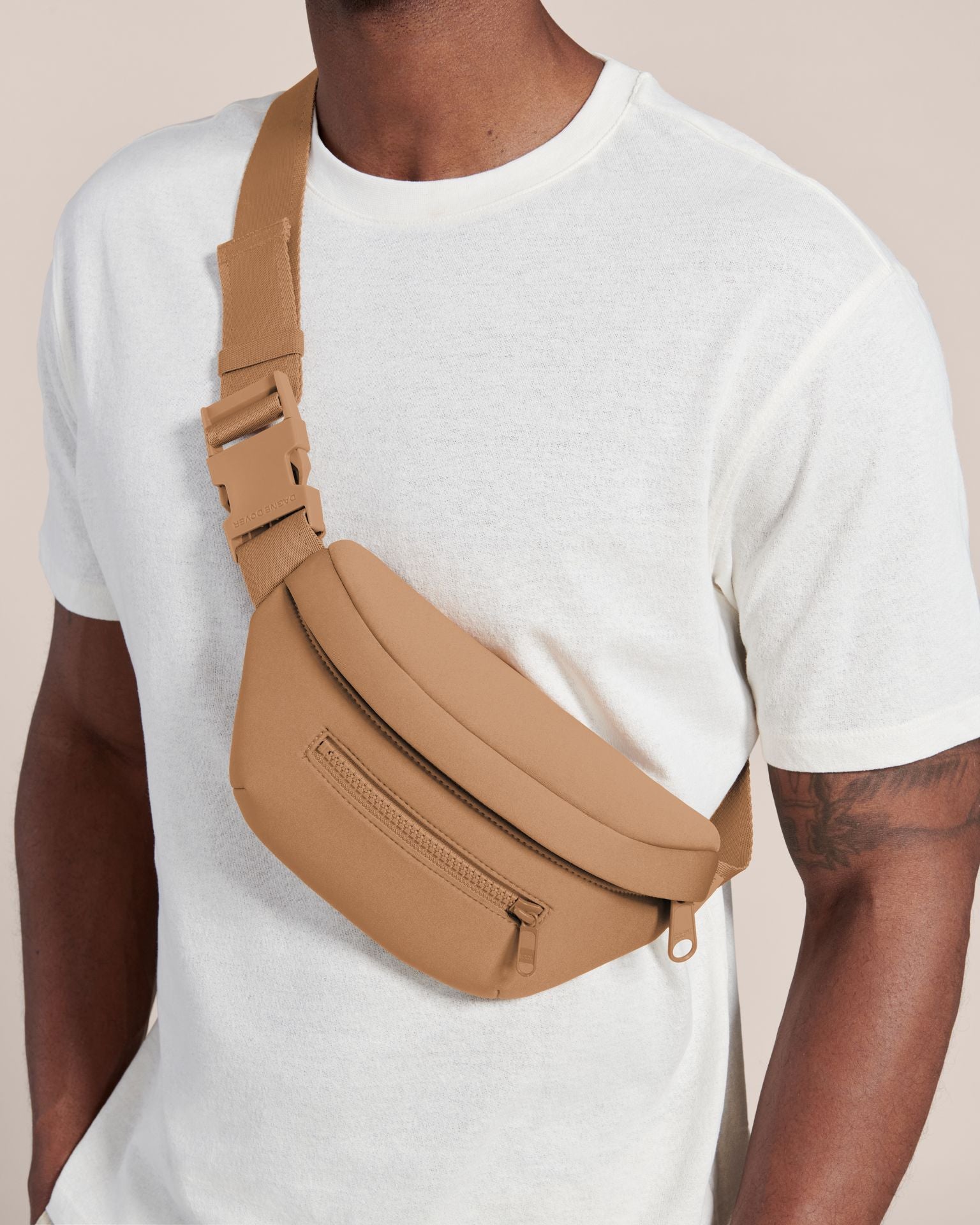 model wearing the fanny pack in camel