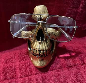 A gold skull with a reviewer's glasses displayed on it