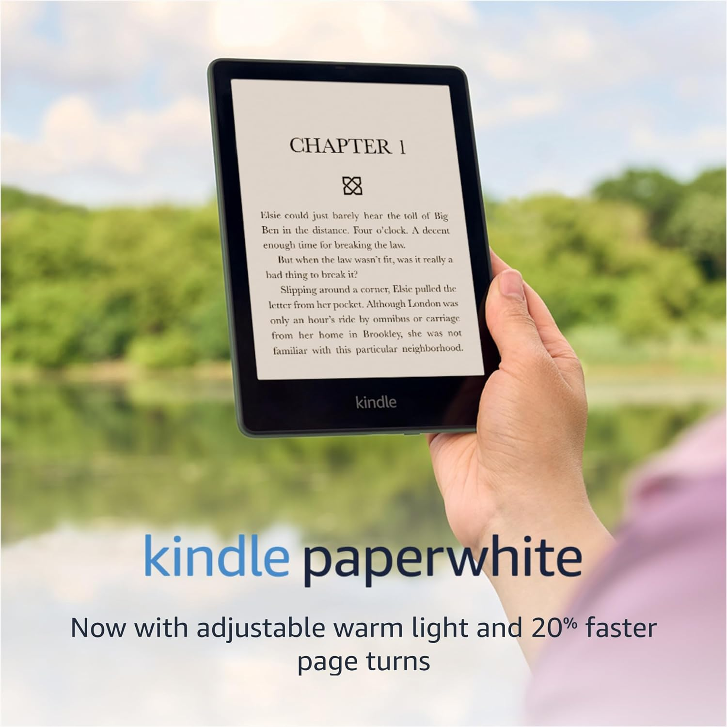 model memegang kindle paperwhite