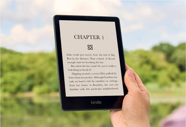 model memegang kindle paperwhite