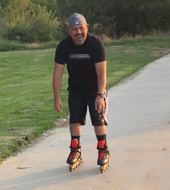 Reviewer wearing the black and red skates