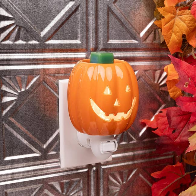 Pumpkin-shaped nightlight with wax cube connected top