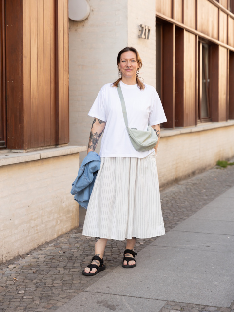 Store subordinate   wearing the t-shirt successful  achromatic  with an oversized relaxed fit