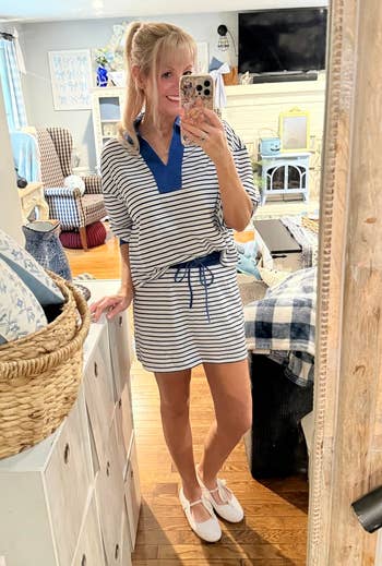 Person successful a short, striped formal with puff sleeves takes a reflector selfie wrong a stylishly decorated country featuring location furnishings