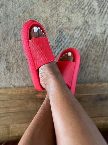 reviewer in red slide-on sandals
