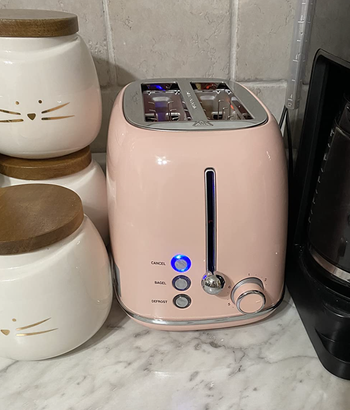 The toaster in light pink 