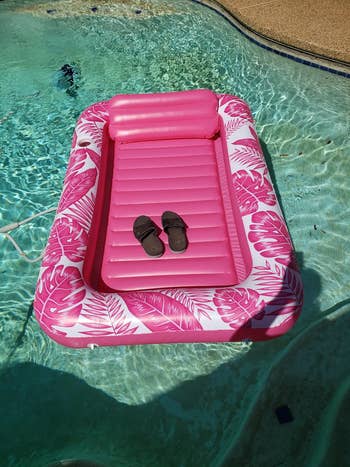Inflatable excavation interval successful a swimming pool