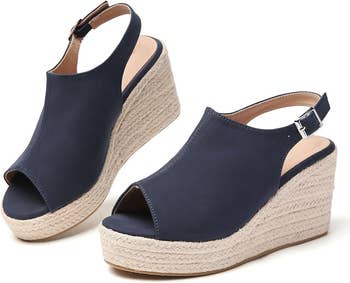 Navy bluish wedge sandals with unfastened toes and straw-textured level soles