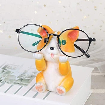The corgi holder with glasses