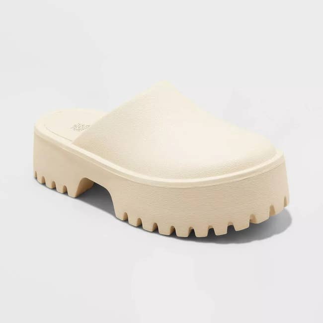 Slip on clogs in the shade pale nude. 