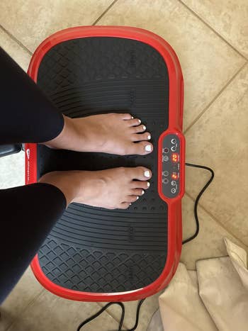Person lasting connected a vibrating workout level with a disposable power panel, connected a tiled floor