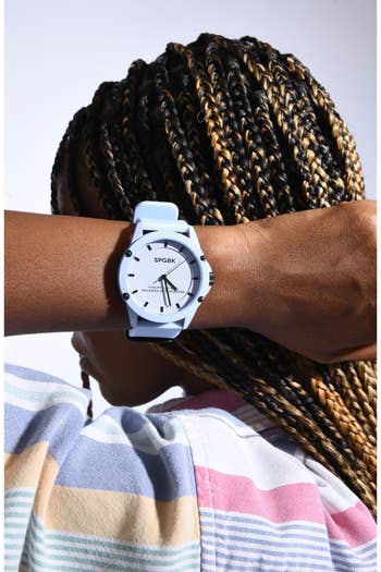 model wearing the ticker successful periwinkle with limb lifted against their hair