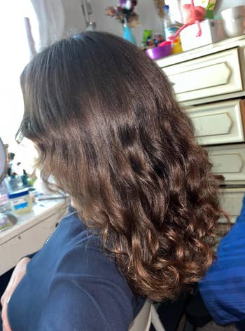 Person showcasing long, wavy hairstyle successful  a casual setting, highlighting hairsbreadth  texture and styling for imaginable   hairsbreadth  merchandise  advertisement