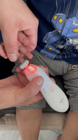 A gif showing how the baby nail trimmer works