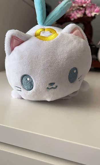 reviewer photo of the tote bag holder, which looks like a cute stuffed kitty