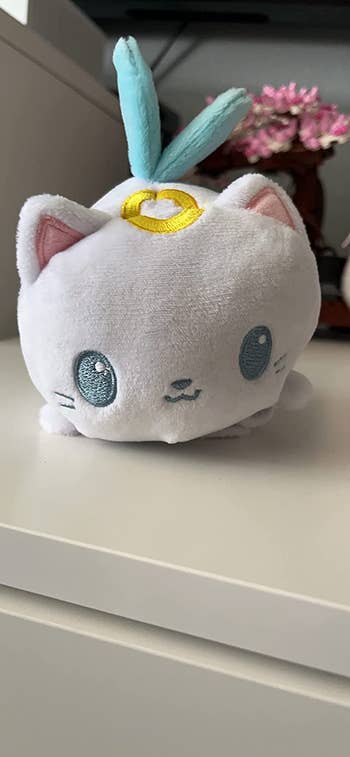 reviewer photo of the tote bag holder, which looks like a cute stuffed kitty