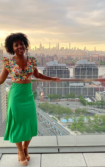 different reviewer wearing the skirt in green