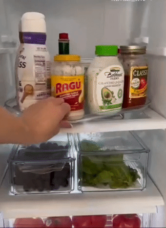 A model spinning the tray 360 levels around in a fridge to cover the total condiments on it 
