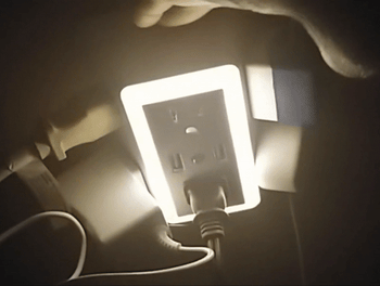 A gif of a reviewer tapping the outlet to show the light changing color