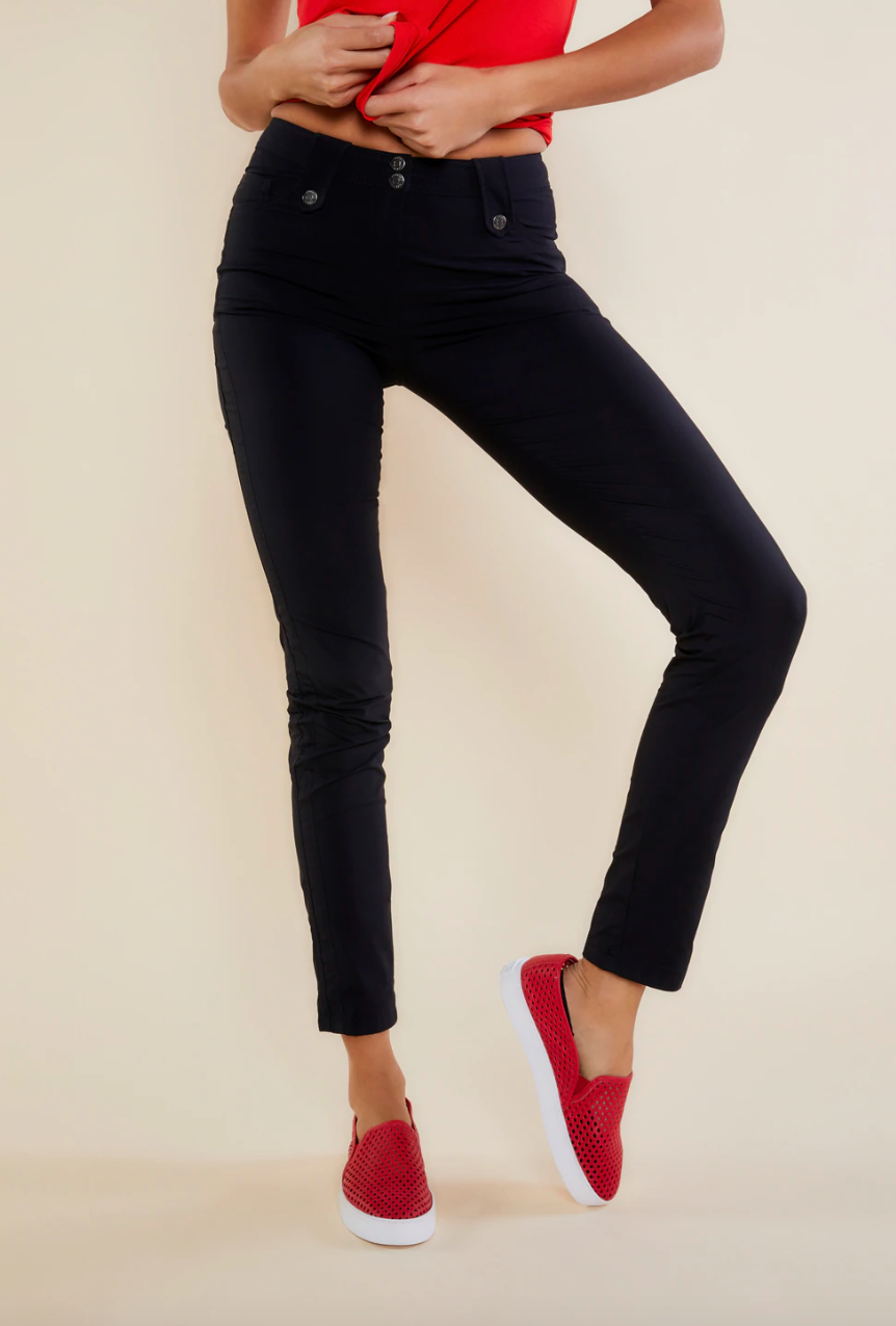 model wearing the ankle-length skinny pants in black