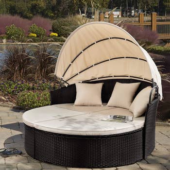 the outdoor daybed