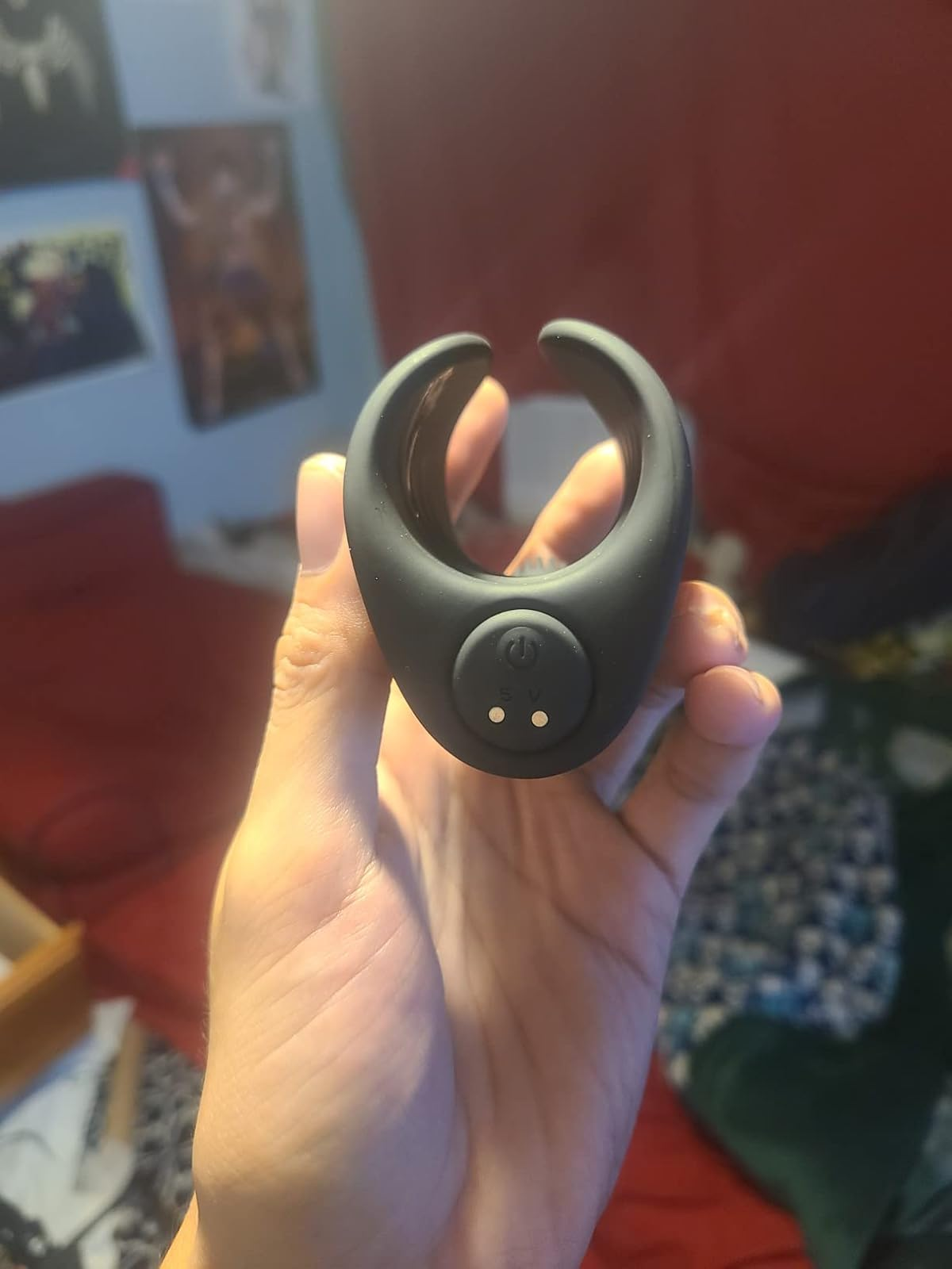 Same manus  holding the aforesaid  product, displaying the removable slug  vibrator and charging buttons