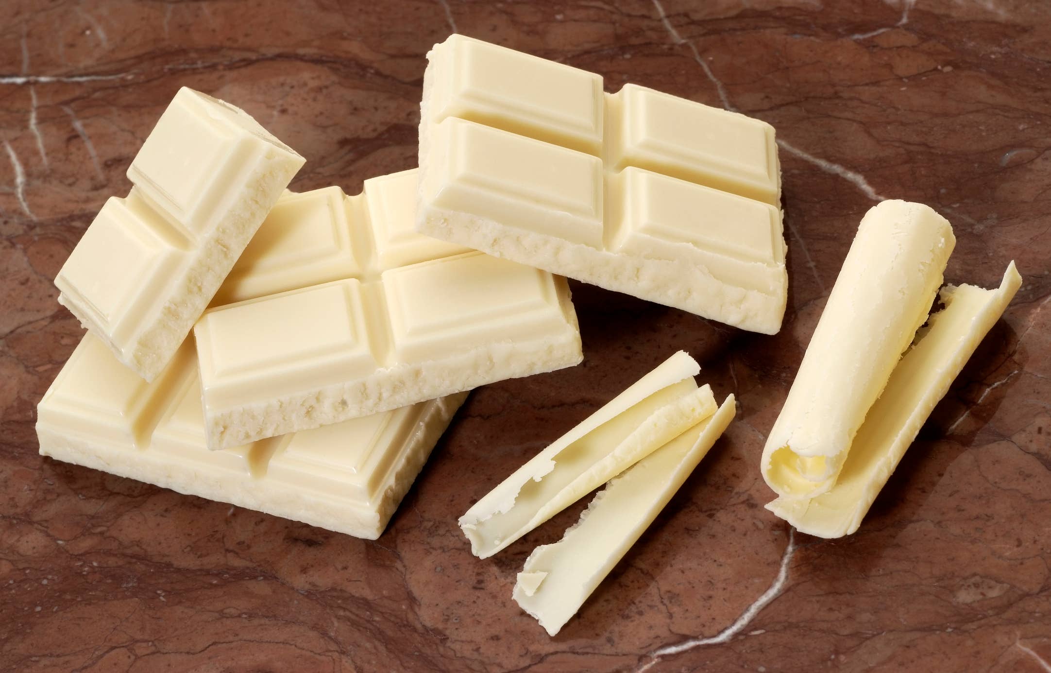 Кусочки белого шоколада. Белый шоколад. Белый шоколад плитка. Белый молочный шоколад. Белый шоколад картинки.