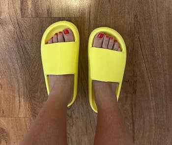 reviewer wearing the slides in yellow