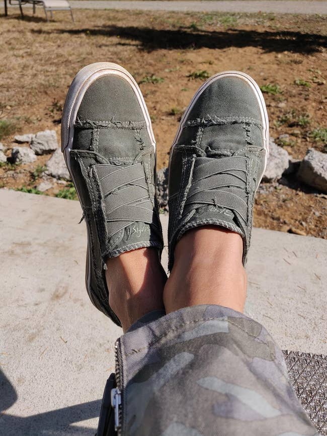 reviewer wearing shoes outside