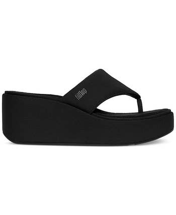 Platform sandal with a heavy   sole, featuring a wide   strap with the marque  sanction  