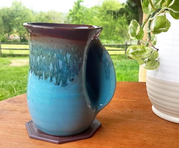 Reviewer's mug, showing the ergonomic pocket