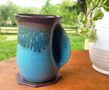 Reviewer's mug, showing the ergonomic pocket