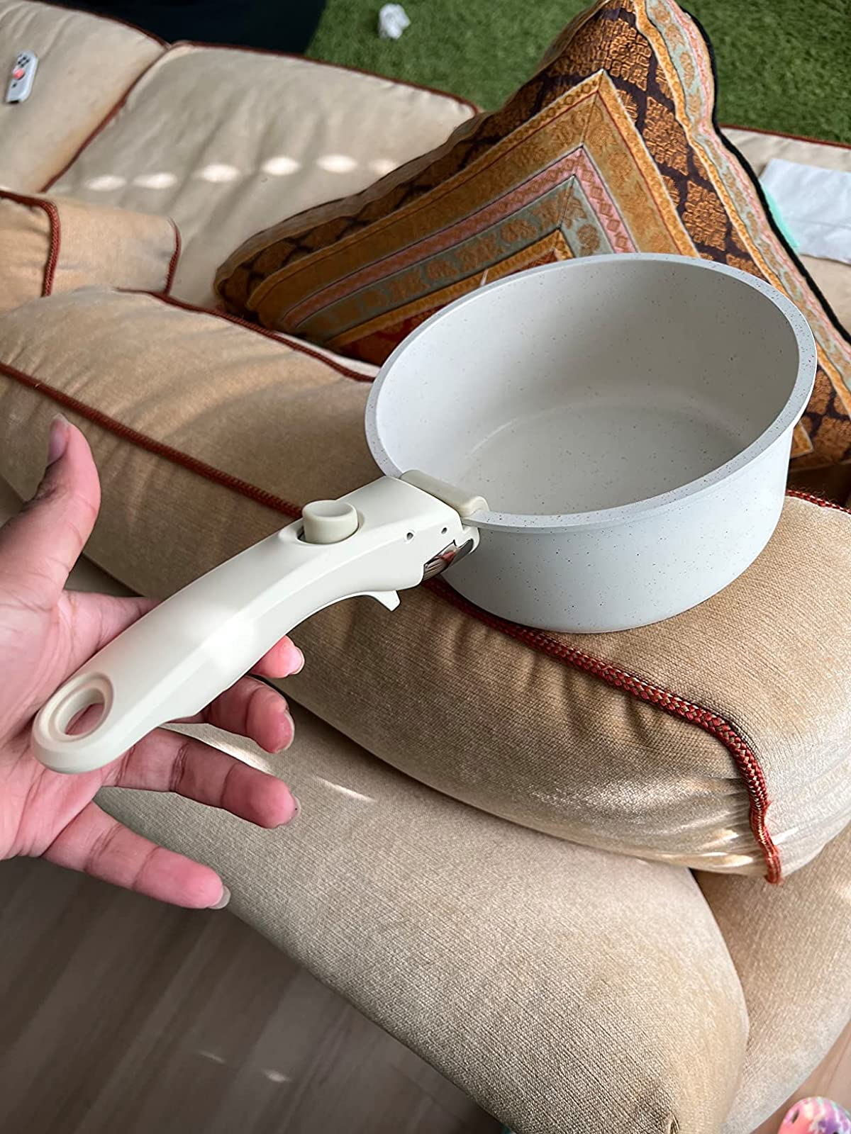 reviewer photograph  of the grip  attached to 1  of the pots