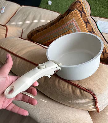 reviewer photograph of the grip attached to 1 of the pots