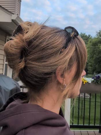 reviewer successful  a bun held up   by the clip 