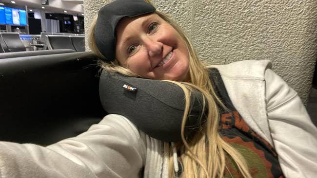 reviewer using neck pillow