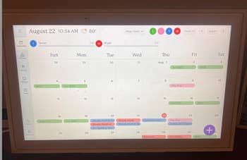 Kalender Digital Menampilkan Jadwal Keluarga Dengan Janji Janji seperti Kegiatan, Tes, dan Pekerjaan Anak -Anak yang Ditandai Sepanjang Agustus