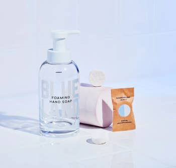 Image of the starter set with the bottle and tablets
