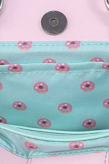 bag's magnetic clasp and contrasting donut lining
