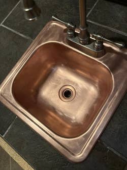 Copper sink with metallic finish, suitable for modern kitchen design