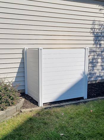 the vinyl privacy fence set up outside a house
