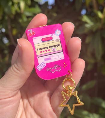 keyring closed to look like outer phone screen with incoming message