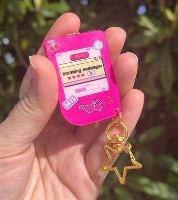 keyring closed to look like outer phone screen with incoming message