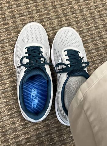 another reviewer with foot in one shoe and the other shoe empty with the insert inside of it