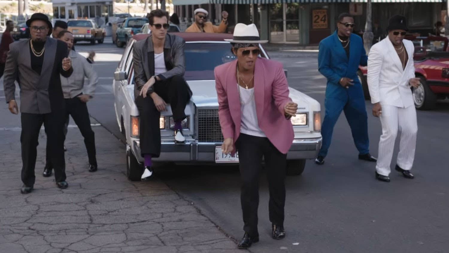 Mark ronson bruno mars. Бруно Марс Аптаун фанк. Марк Ронсон Uptown Funk. Mark Ronson Bruno Mars Uptown Funk. Марк Ронсон и Бруно Марс клип.